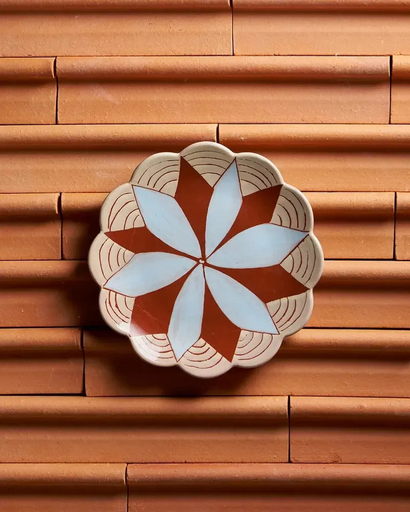 June's Daisy Plate in Geo-Dining & Entertaining-Robert Gordon-The Bay Room