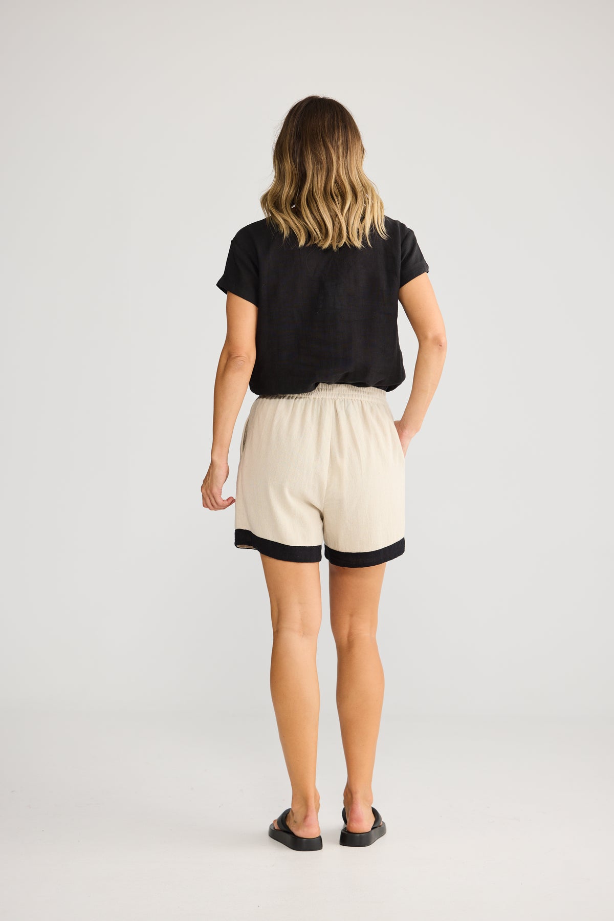 Playa Short - Natural with Black